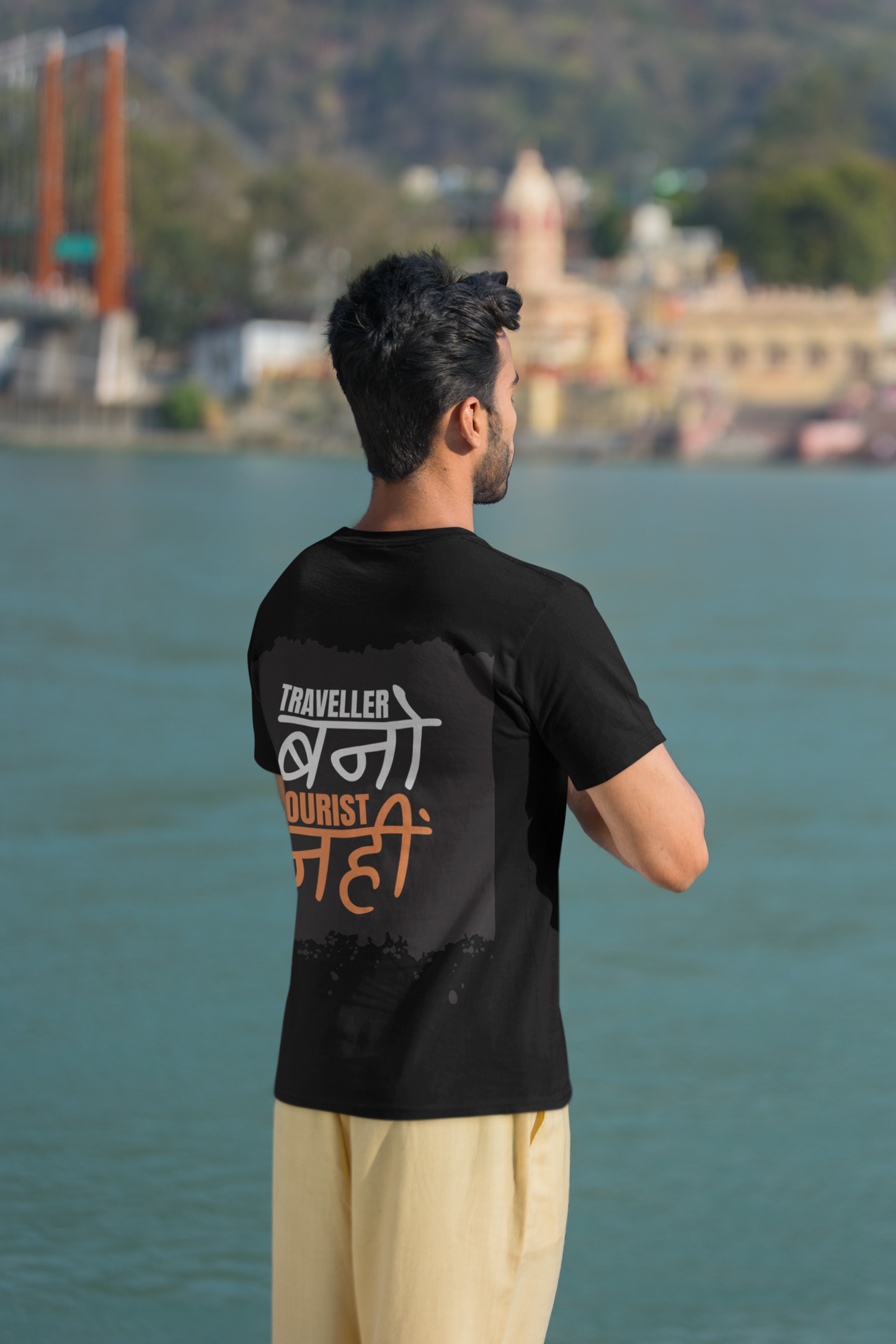 Traveller Bano, Tourist Nahi – Minimalist Black T-Shirt