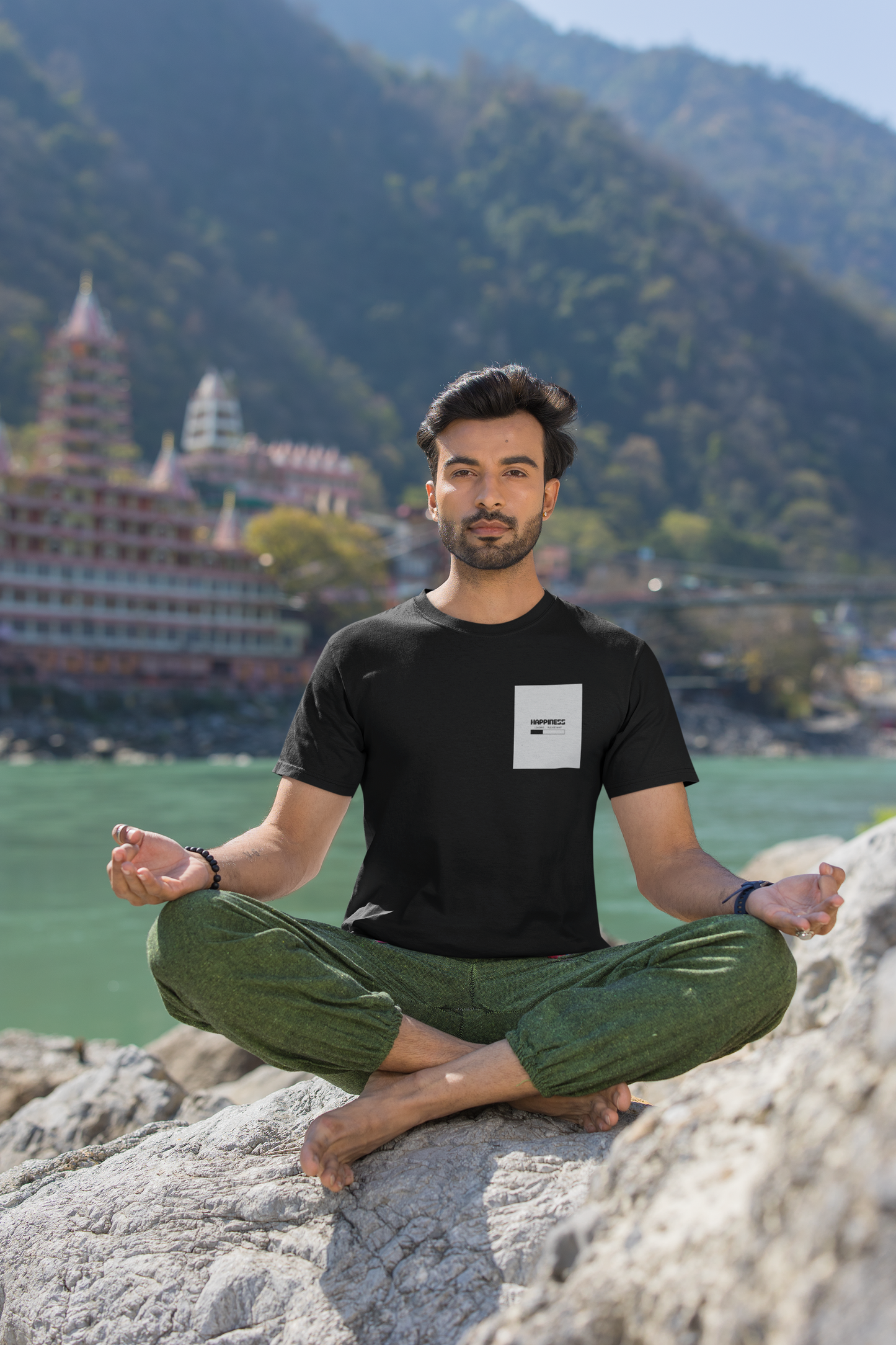 Traveller Bano, Tourist Nahi – Minimalist Black T-Shirt